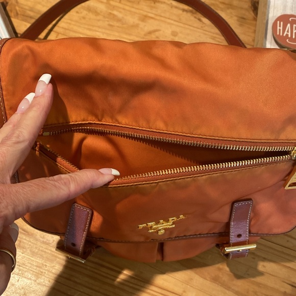 ๐ FABULOUS AUTHENTIC PRADA NYLON CROSSBODY BAGโผ๏ธ - Picture 5 of 17